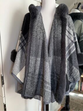 ZA One Size Plaid Poncho with Fur